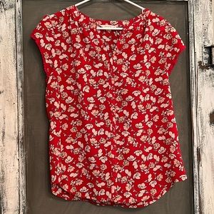 Floral Fun2Fun blouse with lace sleeve detail. Seize medium.